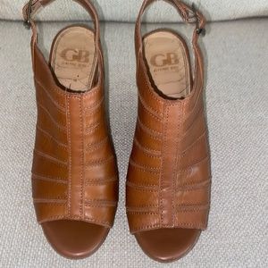 GB Gianni Bini Peep Toe Carmel Brown Leather Wedge Sandal Sz 9